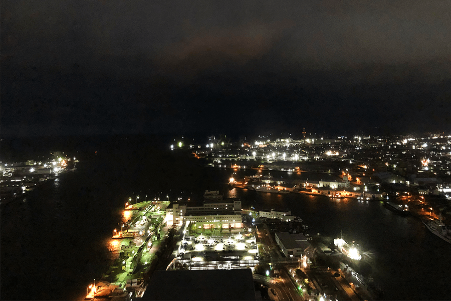 新潟夜景推薦 朱鷺MESSE展望室 眺望新潟港景色