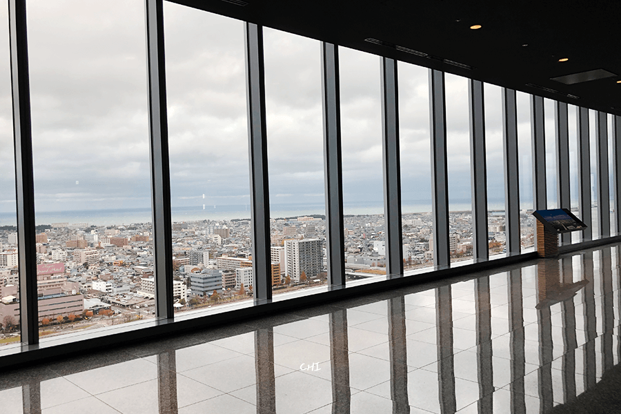 新潟景點推薦新潟日報展望室，俯瞰古町區街景