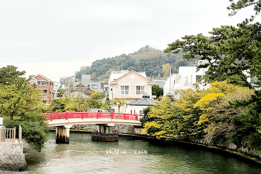 連接森戶神社與森戶海灘的紅色禊橋