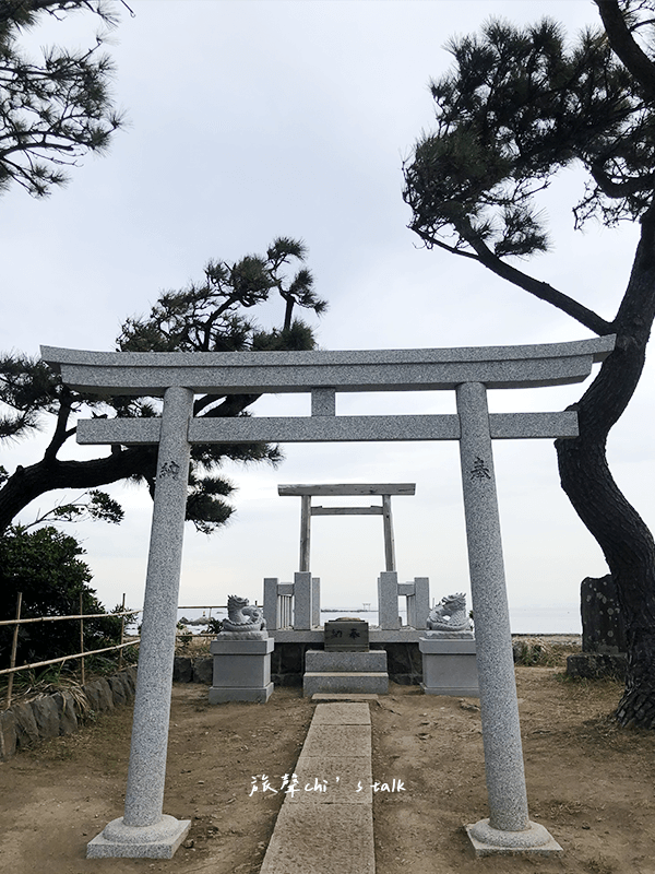 葉山森戶神社旁的鳥居眺望海景